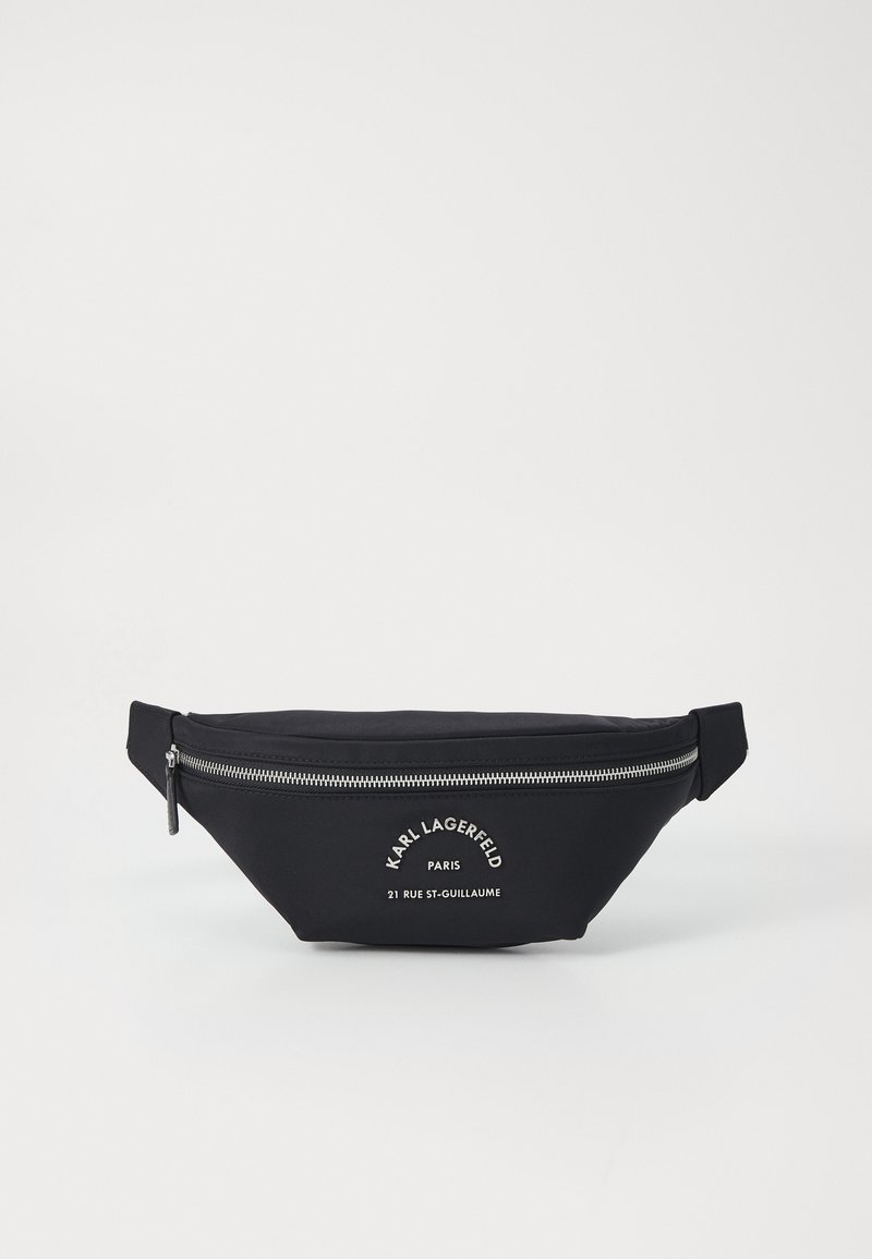 Svart nylonmidjeväska med en böjd form, silverfärgad dragkedja och vit logotyptext på framsidan. Slät textur, minimalistisk design.