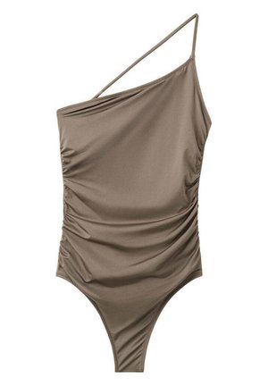 Bañador taupe de un solo hombro con laterales fruncidos y una única tira delgada en el hombro izquierdo sobre un fondo blanco.