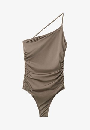 Bañador taupe de un solo hombro con laterales fruncidos y una única tira delgada en el hombro izquierdo sobre un fondo blanco.