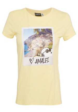 Żółta koszulka ze zdjęciem Wybrzeża Amalfi, przedstawiającym budynki przy wybrzeżu, morze oraz postać Snoopiego z napisem "Love Amalfi".