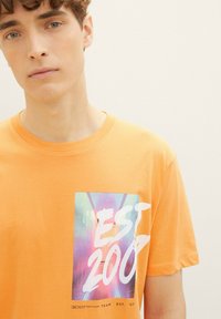 TOM TAILOR DENIM Camiseta estampada - tangerine faded orange