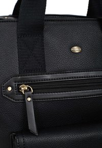Borsa in pelle nera con texture, dotata di una tasca con cerniera, cuciture rinforzate e un dettaglio logo in tonalità oro. Manici in tessuto robusto inclusi.