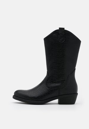 Botte de cowboy noire avec un motif texturé de reptile. Elle présente une pointe effilée, un col incurvé et un talon bloc. Finition lisse et construction robuste.