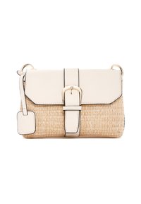Beige geweven strookle tas met een textuurafwerking, cremekleurige leren klep, goudkleurige gesp en afneembare tag. Voorzien van een handvat en schouderband.