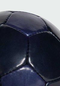 Pallone da calcio blu navy in pelle con pannelli esagonali. Presenta una superficie liscia e lucida e cuciture prominenti lungo le giunture.