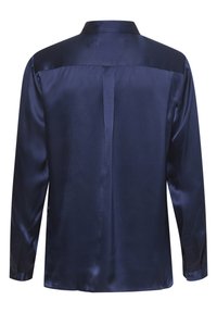 Camicia lunga manica in satin blu navy con piega centrale sul retro, colletto a punta e polsini con bottoni. Tessuto liscio con finitura lucida.