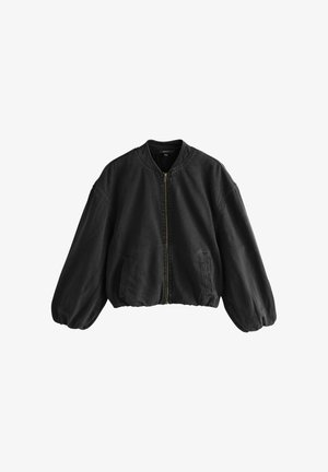 Juoda didelio dydžio bombonešio striukė su priekiu esančia užtrauktuku, elastinėmis rankogaliais ir apačia, bei dviem šoninėmis kišenėmis, pateikta ant balto fono.