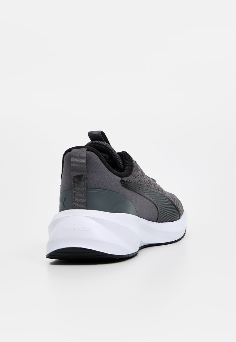 Zapatillas deportivas grises con una parte superior texturizada, detalles en negro, cordones elásticos y una entresuela blanca que presenta la marca "PUMA LITE" en el talón.