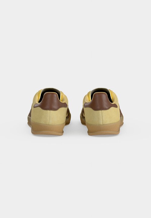 adidas GAZELLE INDOOR - Trainers - almost yellow/preloved brown — photo 4