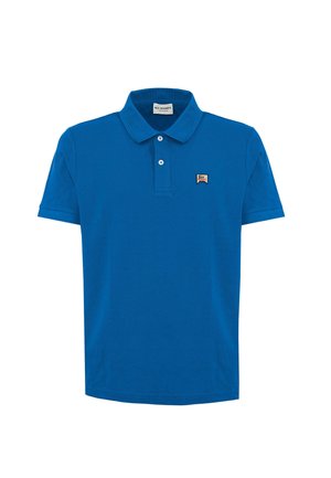 Maglietta polo blu in cotone, con colletto classico, maniche corte, patta con due bottoni e un piccolo logo ricamato sul petto.