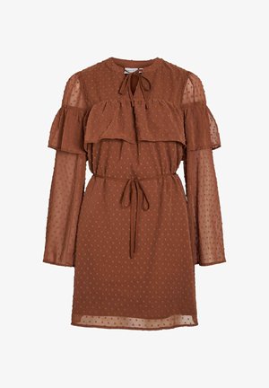 Pruun, tekstuuriga kleit kihiliste volangidega, pikad läbipaistvad varrukad ja lips kaelal. Kaetud kogu kleidi ulatuses reljeefsete täpiliste mustritega.