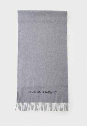 Écharpe en laine gris clair avec extrémités à franges et texte noir "Ruslan Baginskiy" brodé près du bord inférieur.