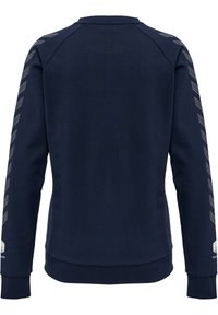 Marinblå sweatshirt med raglanärmar, som har vita diagonala ränder längs ärmarna. Ribbad mudd och nederkant, tillverkad av ett texturerat tyg.