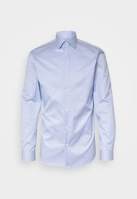 Světle modrá košile s knoflíky, jednobarevná s jemnými vertikálními pruhy, dlouhé rukávy, standardní límec a mírný lesk tkaniny.