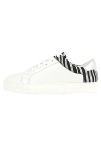 Zapatilla blanca con acentos a rayas en negro y plata, punta redonda, suela plana y cierre con cordones. Material de cuero suave y paneles laterales texturizados.
