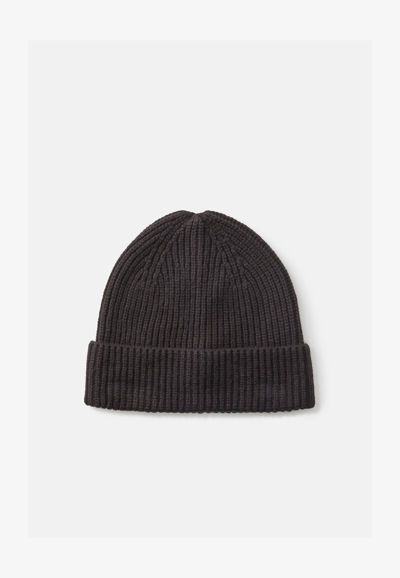 Beanie din tricot cu textură în gri închis, dintr-un amestec de lână. Are un mansetă pliată și o suprafață texturată. Potrivit pentru purtarea în vreme rece.