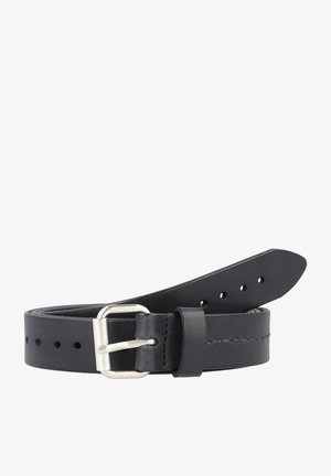 Zwarte leren riem met een zilveren metalen gesp, voorzien van verschillende verstellingsgaten en een gladde textuur. De stiksels zijn complementair in donkerblauw.