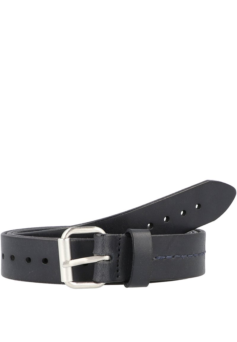 Cinturón de cuero negro con hebilla de metal plateado, que presenta varios agujeros de ajuste y una textura suave. La costura es complementaria en azul oscuro.