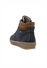 Bottines en cuir noir avec un col en suède brun, doublure texturée, accents en matériel doré et semelle en caoutchouc avec un design strié.