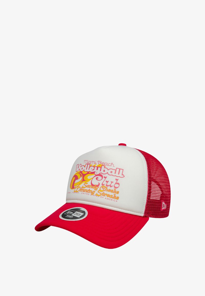 Rote und weiße Trucker-Cap mit einem grafischen Druck des "Miami Beach Volleyball Club" mit übereinanderliegenden Texten und Volleyball-Design-Details.