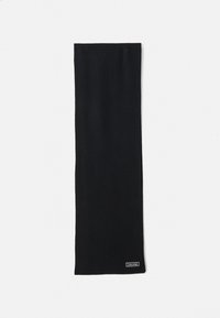 Zwarte geribbelde gebreide sjaal met een klein rechthoekig Calvin Klein-logo-label dichtbij een van de uiteinden op een witte achtergrond.