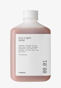 Sjampoflaske i en myk rosa nyanse med et matt design. Har en hvit etikett med svart tekst som beskriver ingredienser og fordeler. 97 % naturlig.