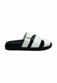 Sandalia deslizante de cuero blanco con dos correas anchas y un diseño recortado. Presenta una suela de goma negra y un perfil elegante y minimalista.