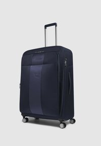 Marineblauwe koffer op wieltjes met een textuur oppervlak, verstelbare aluminium handvat, twee voorvakken en vier zwenkwielen voor mobiliteit.