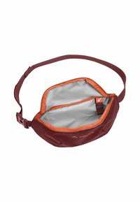 Bordeaux heuptas met een verstelbare schouderband, ritssluiting en oranje binnenvoering. Beschikt over twee vakken en een logo aan de buitenkant.