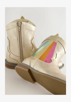 Gouden metallic enkellaarsjes met een zijrits, voorzien van een kleurrijk regenboogontwerp in verschillende pasteltinten en een steraccent.