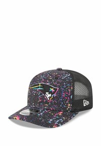 Casquette noire à snapback avec un motif éclaboussures de peinture multicolore. Présente un logo d'équipe brodé à l'avant et des côtés en mesh pour la respirabilité.