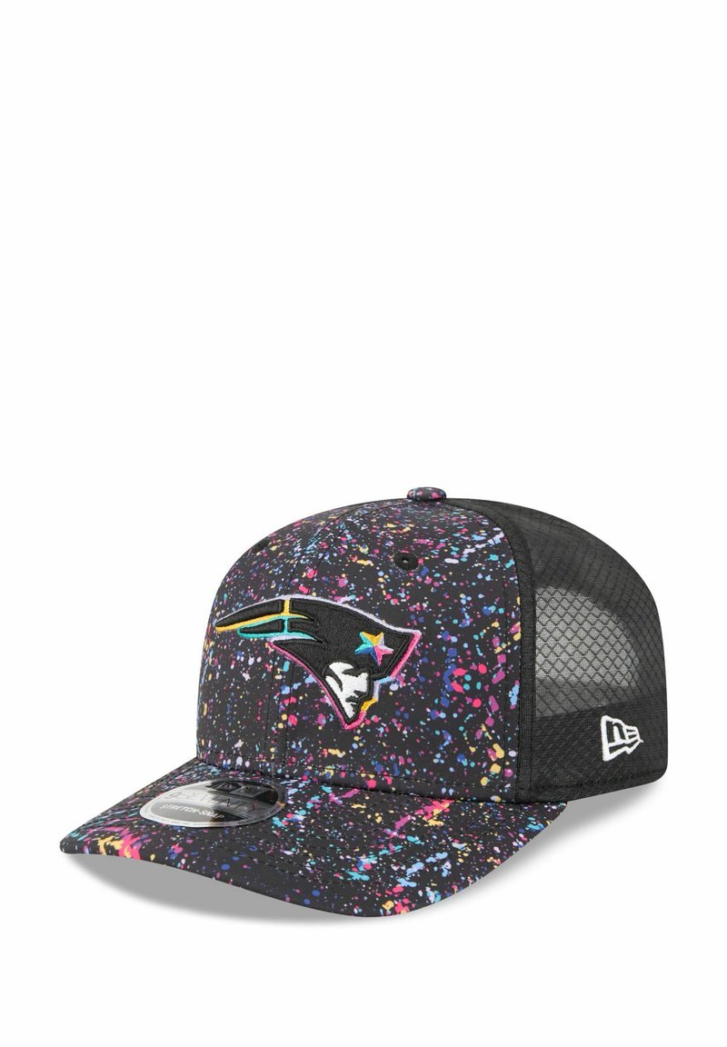 Casquette noire à snapback avec un motif éclaboussures de peinture multicolore. Présente un logo d'équipe brodé à l'avant et des côtés en mesh pour la respirabilité.