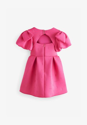 Abito rosa con maniche a sbuffo, caratterizzato da un motivo testurizzato di lettere e fiocchi, apertura sul retro con bottoni e gonna plissettata.
