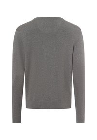 Grauer Pullover mit langen Ärmeln und rundem Ausschnitt. Weiche, glatte Textur mit gerippten Bündchen und Saum. Einfaches, minimalistisches Design.