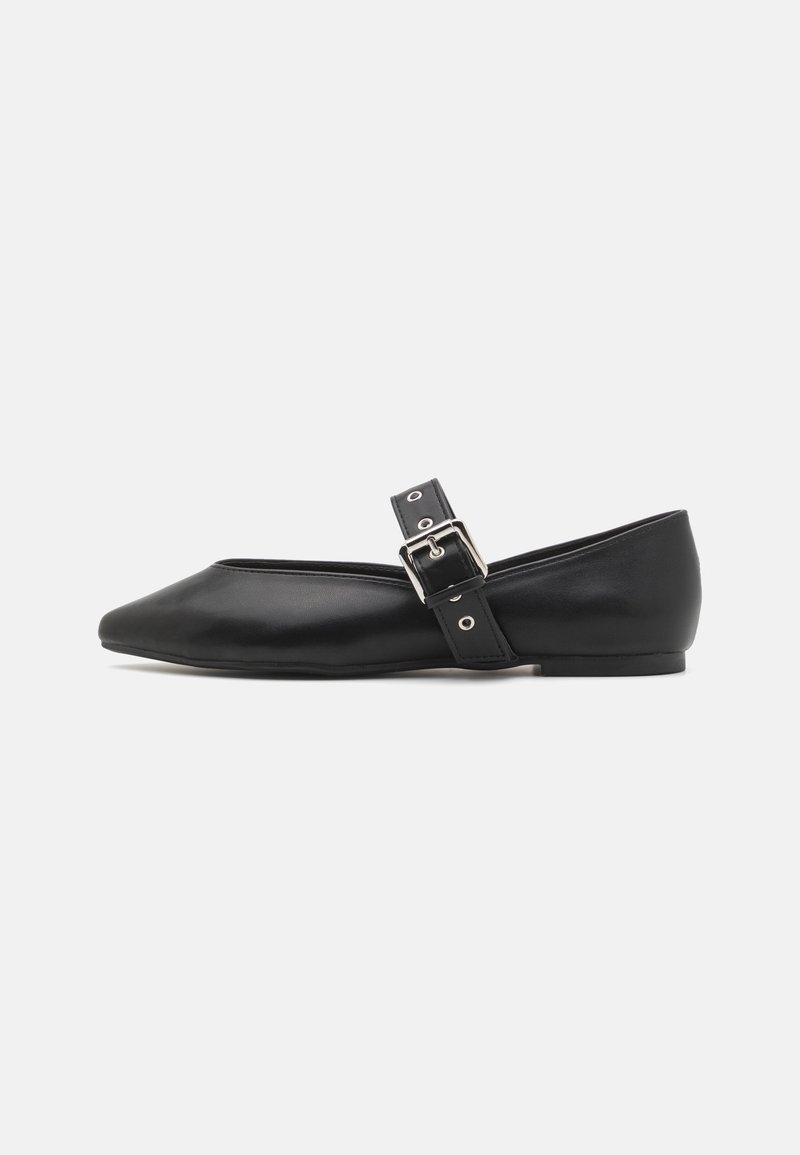 Chaussure noire plate avec un bout pointu, bride réglable, en cuir lisse et semelle discrète. Design simple et minimaliste.