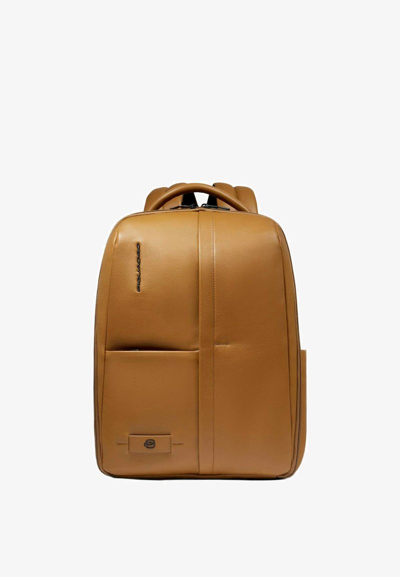 Hellbrauner Leder-Rucksack mit zwei Fronttaschen, Reißverschlussverschluss, gepolsterten Schultergurten und minimalistischem Design. Glatte Textur und moderne Form.