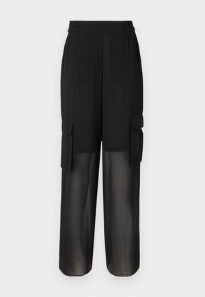 Czarne spodnie o szerokich nogawkach z elastycznym pasem, dużymi bocznymi kieszeniami cargo oraz półprzezroczystym materiałem na dolnej części nogawek.