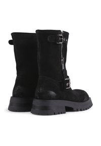Ghete scurte din suede negru, cu închidere prin fermoar, accente cu cataramă și un toc gros din cauciuc, având un model texturat pe talpă.