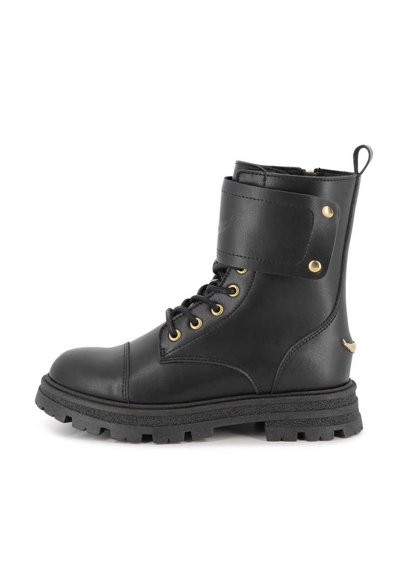 Bottine en cuir noir avec quincaillerie dorée, à lacets, col rembourré et semelle en caoutchouc. Présente une fermeture éclair et une sangle réglable.