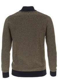 Stickad tröja med ett texturerat tyg som har vävda linjer i mörk marinblå och dämpad guld. Ribbad krage och muddar, skr äddarsydd passform.