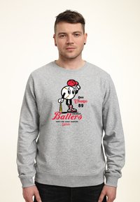 Grå sweatshirt med en tecknad basebollkaraktär, röd keps, och texten: "Ohio Champs 89 Cincinnati Ballers" i fet svart och röd bokstav.