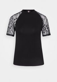 Černé tričko s vysokým výstřihem a krátkými rukávy, které mají krajkové detaily a hladký textilní povrch. Krajka je zdobena květinovými vzory.