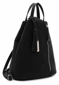 Czarny zamszowy plecak o trójkątnym kształcie, z zamknięciem na zamek i detalem w postaci frędzla. Posiada boczną kieszeń i regulowany pasek na ramię.