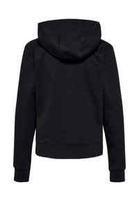 Sudadera negra con vista trasera. Presenta una capucha con cordón, mangas largas y una cintura ajustada. Fabricada con un tejido suave y texturizado.