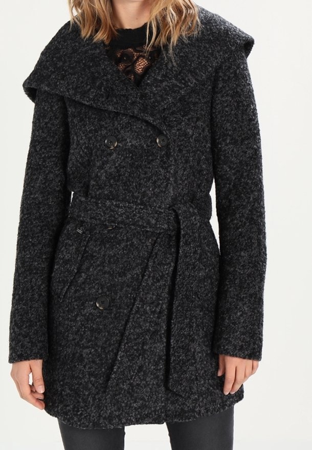 Abrigo de lana negro texturizado con un gran cuello, botones de doble pecho y un cinturón a juego. Cuenta con dos bolsillos frontales.