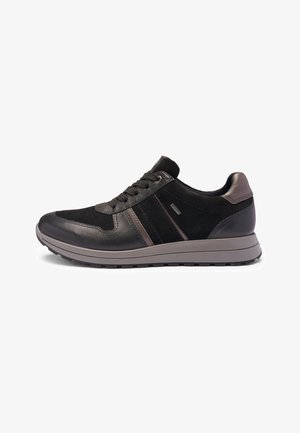Schwarzer und dunkelgrauer Herren-Sneaker im Casual-Stil mit Schnürverschluss und gepolsterter Sohle, von der Außenseite auf weißem Hintergrund gezeigt.