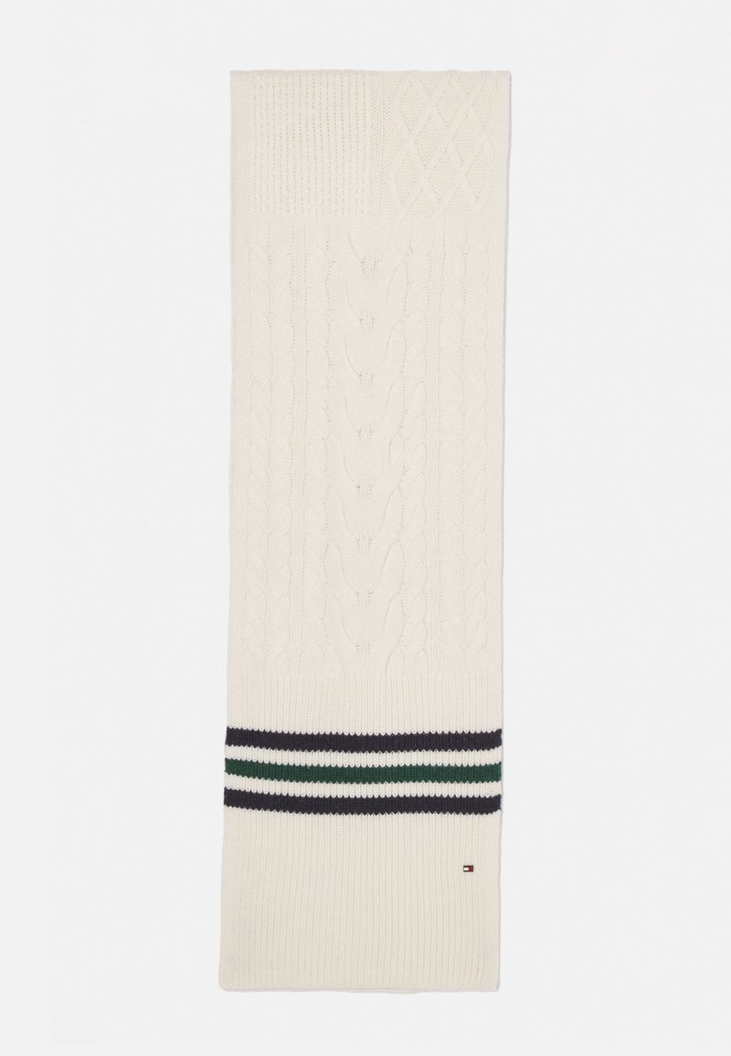 Kabelstrikket skjerf i krem med teksturerte mønstre; har en horisontal stripe i marineblått, grønt og hvitt nederst.
