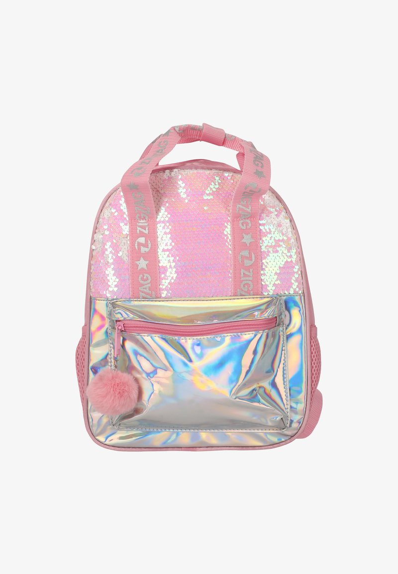 Sac à dos rose avec une face en sequins, un fond irisé et une poche zippée à l'avant. Il possède un pompon en peluche rose et des bretelles à motifs zigzag.