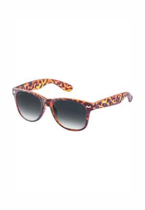 Gafas de sol de carey con lentes oscuros degradados, que presentan una forma clásica de wayfarer y patillas texturizadas y con patrón.