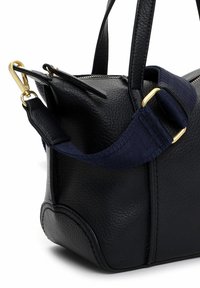 Czarna torebka z teksturowanej skóry z złotymi elementami, podwójnymi uchwytami oraz odpinanym granatowym paskiem z wzorem. Widoczny detal zamka błyskawicznego.